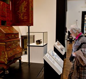 woman-looking-at-an-exhib-008